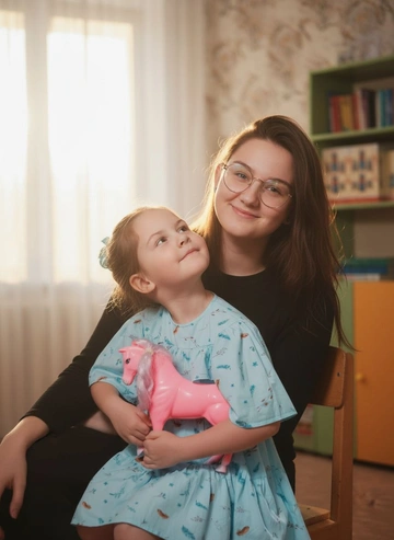  Два лица сестер в кадре