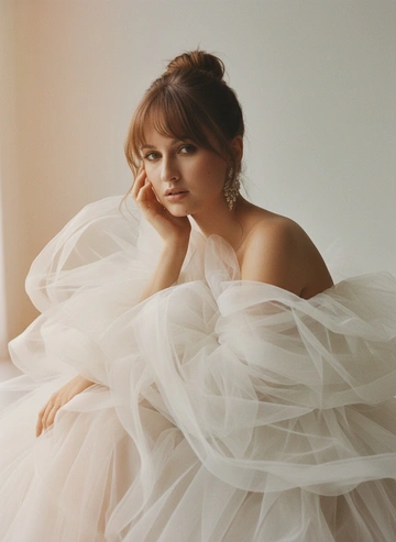 Создано с помощью сервиса Создать по своему фото и промпту

Промпт пользователя:
Создай изображение меня
Максимально сохрани мою внешность
Редакционный портрет красивой женщины из журнала высокой моды, она тонула в объемном пышном белом платье из полупрозрачной органзы и тюля — много слоев, оборок и летящих складок, ткань обволакивает тело и лицо по краям; бархатистая загорелая кожа, естественный нюдовый макияж, небрежный высокий пучок с распущенными локонами, чёлка как на фото, цвет волос как на фото, элегантные серьги-люстры. Размытый, мечтательный пленочный фильтр: мягкое рассеивание, размытие по краям, кинематографический блум, теплые янтарные и кремовые тона, легкая дымка в воздухе. Поза: крупный план на 3/4, корпус слегка наклонен вперед, кисть на лице, пристальный взгляд в камеру. Освещение: мягкий рассеянный естественный свет из окна, теплый ободочный свет

#брюнетка #женщина #студия #макияж #гламур #платье #тренды #иисервис