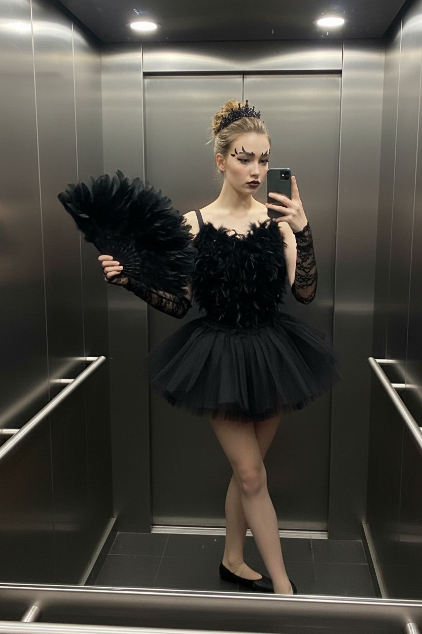 Фото женщины в образе, вдохновлённом «Чёрным лебедем»: чёрный топ с перьями, короткая пачка, балетки, волосы собраны в небрежный пучок с чёрной тиарой. На руках — полупрозрачные чёрные перчатки, в руке веер из перьев. Макияж — чёрные стрелки, матовые тёмные губы, перья на бровях. Она делает фото в зеркале лифта на iPhone. Реалистичный повседневный снимок.