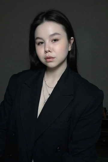 Черно-белое фото женщины с влажными волосами, зачесанными назад. Свет мягкий и равномерный, создающий нейтральную атмосферу. Ее поза естественная и непринужденная.  Общее впечатление – спокойствие и стиль. Она одета в черный топ-бандо. На фото видна только голова и плечи. Темно серый фон, высокая контрастность, ультрадетализированно,  8k