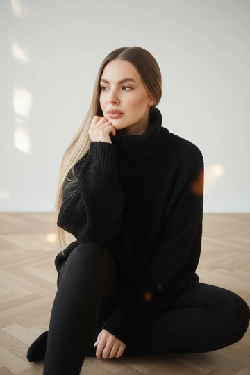 Модный студийный портрет женщины в объемном Чëрный  свитере с высоким гролом. Студия представляет собой помещение с деревянным паркетом и белой стеной. Освещение мягкое, дневное, с солнечными зайчиками. Атмосфера элегантная и сексуальная. Зернистость, мягкие тёплые тона. Она сидит спиной к окну, солнечные блики на лице. Одна рука приподнимает ворот свитера, вторая лежит на колене. Взгляд направлен вбок, настроение спокойное.