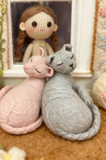 Используя загруженное изображение в качестве основы, создайте произведение искусства из ниток своими руками — диораму из пряжи и фетра. Макросъёмка, мягкий рассеянный свет, пастельная палитра, высокая детализация волокон и стежков, уютная, сказочная атмосфера и слегка уменьшенный масштаб, как в диораме. Если на фото изображены люди - изобрази их в стиле вязаных человечков с глазами-пуговицами.