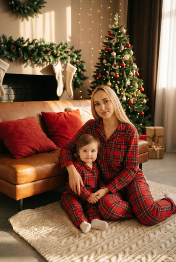   Создай трогательный кадр из профессиональной фотосессии в студии, где запечатлен момент семейной близости. Люди на фото могут быть как взрослыми так и детьми, в зависимости от предоставленных фото. Сделай так, чтобы все они смотрелись гармонично и трогательно. Фото в стиле Энни Лейбовиц, четкий фокус.

Люди в расслабленных позах на низком коричневом кожаном диване и на плотном светлом вязаном ковре. Естественные прически и минимальный макияж. 

Студия украшены в рождественском или новогоднем стиле, рядом с диваном стоит елка, позади дивана камин. Каминная полка украшена еловой гирляндой, шишками и маленькими рождественскими носочками. На диване красные декоративные подушки. В студии висят теплые гирлянды и мягко светятся.  

На фото видно лица людей и они смотрят в камеру.
 
Освещение мягкое, естественное, теплое, в стиле "Золотой час", мягкие тени, камера на уровне глаз, теплый цветовой грейд (золотисто-коричневые тона), натуральные оттенки, тонкая ретушь, мягкая пленочная текстура, атмосфера уюта, семейного тепла и близости. Одежда в стиле классических красных пижам в клетку 