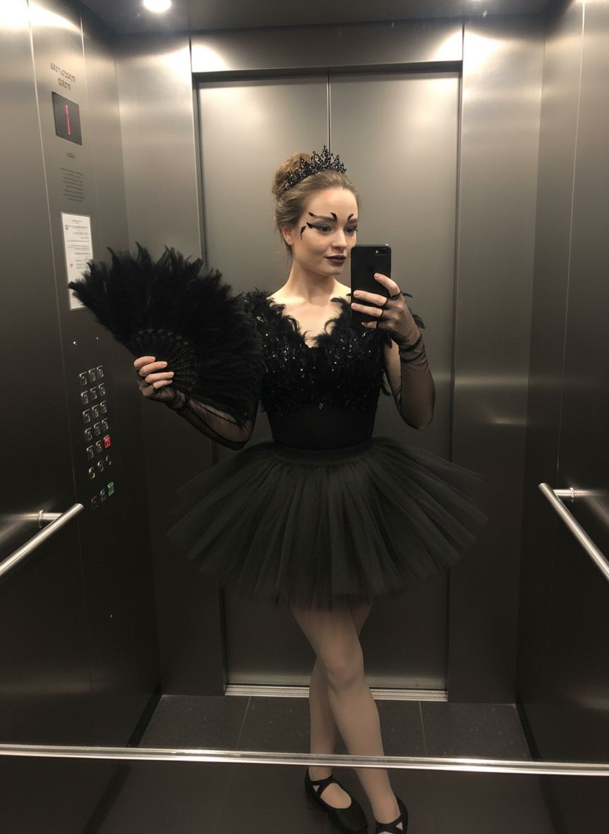 Фото женщины в образе, вдохновлённом «Чёрным лебедем»: чёрный топ с перьями, короткая пачка, балетки, волосы собраны в небрежный пучок с чёрной тиарой. На руках — полупрозрачные чёрные перчатки, в руке веер из перьев. Макияж — чёрные стрелки, матовые тёмные губы, перья на бровях. Она делает фото в зеркале лифта на iPhone. Реалистичный повседневный снимок.