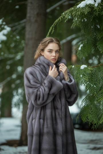 Женщина на фоне густых зеленых елей, одета в длинную норковую шубу глубокого серого оттенка с роскошным высоким воротником. Стоит в среднем плане, одной рукой поправляет мех, смотрит прямо в камеру, гламурный макияж, распущенные волосы. Атмосфера советского ретро-журнала, акцент на элегантности шубы.