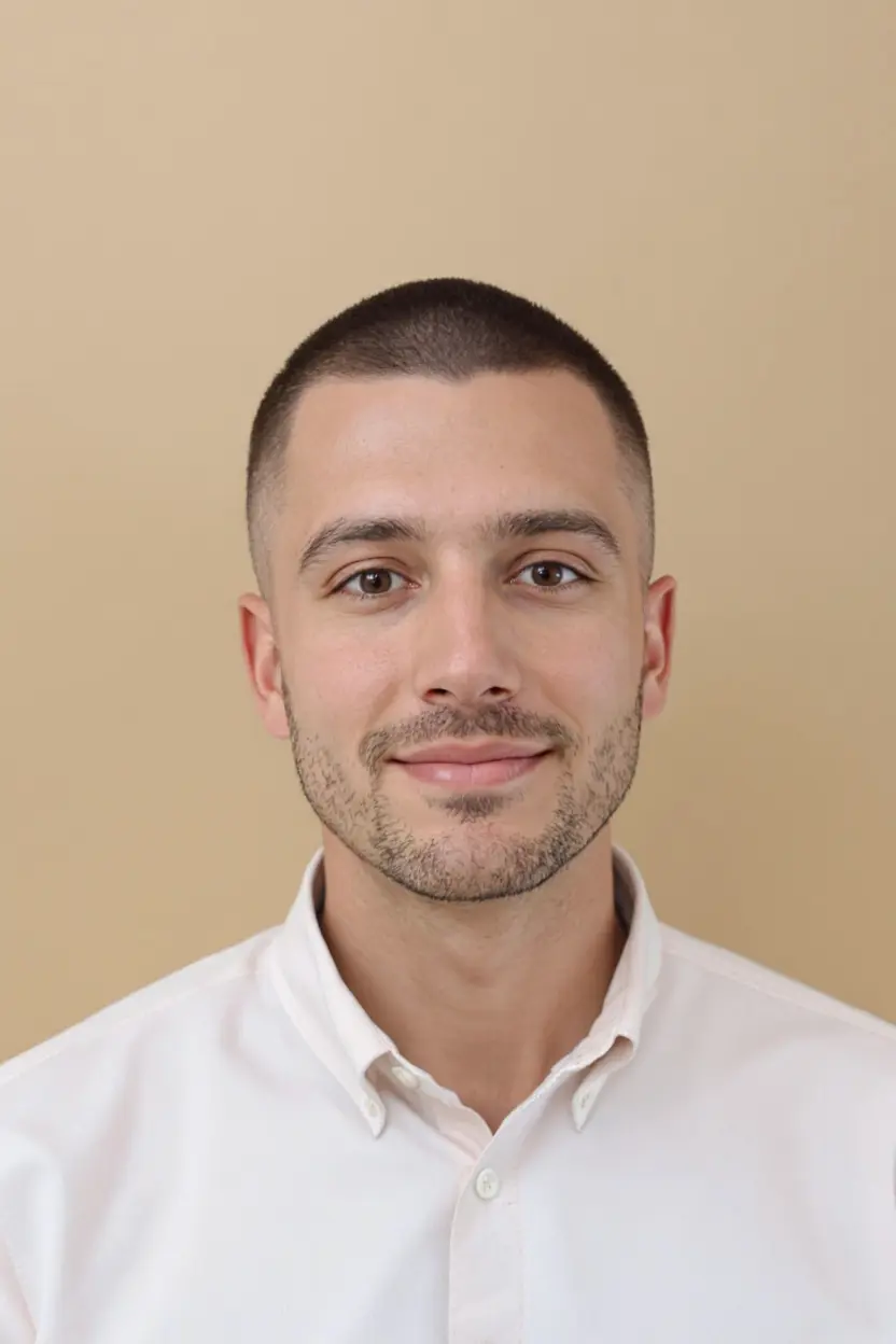 Мужчина с ультракороткой стрижкой buzz cut, смотрит прямо